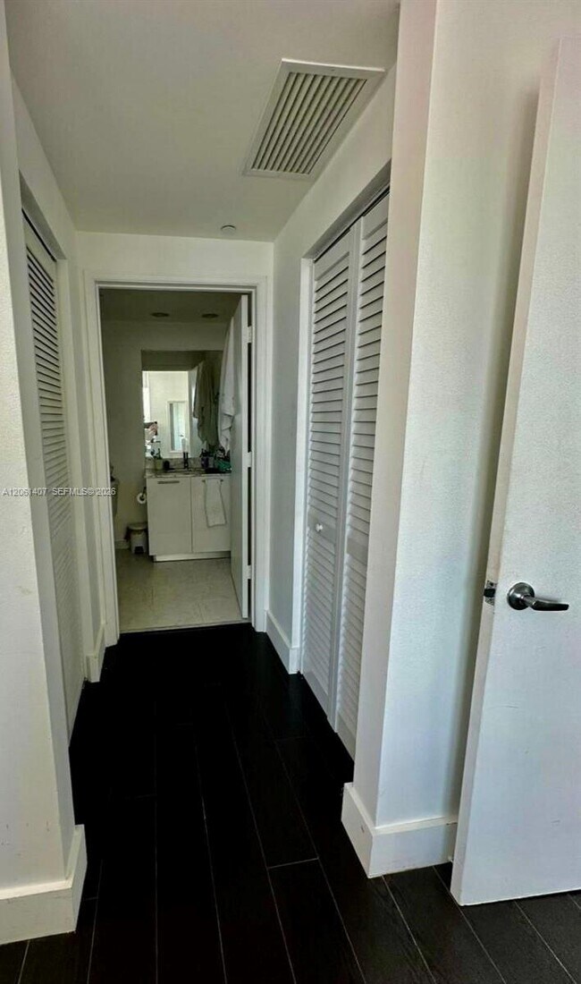 Building Photo - 950 Brickell Bay Dr