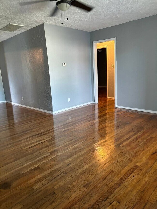 Building Photo - Must See 3 Bedroom