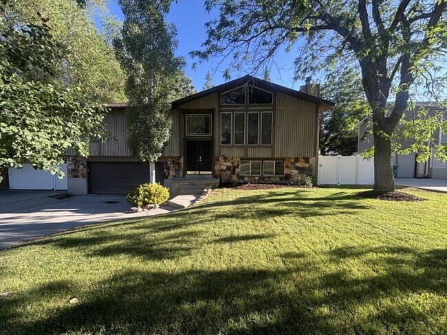 Building Photo - 2243 Aspen Hills Dr