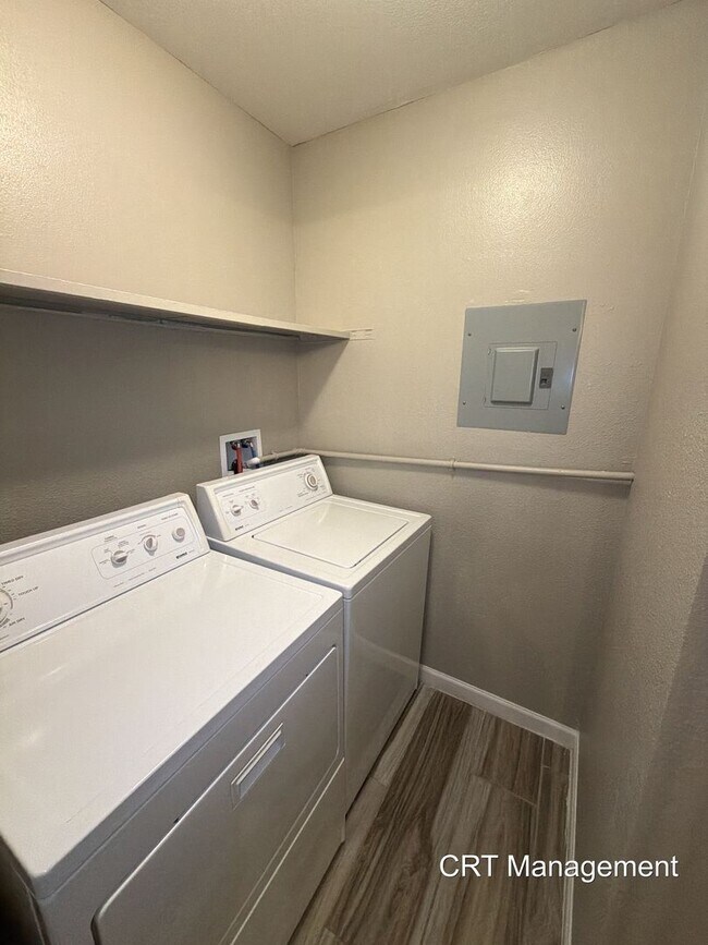 Building Photo - Spacious 3-Bedroom Condo with In-Unit Laundry – Convenient Aurora Location