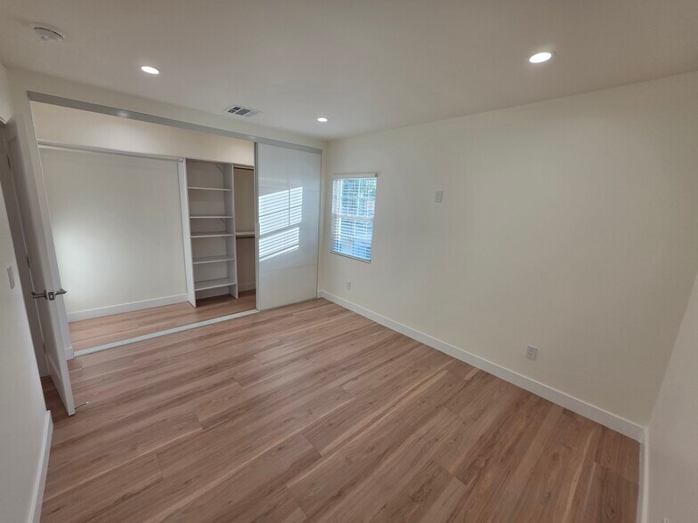 Building Photo - 2913 W Riverside Dr