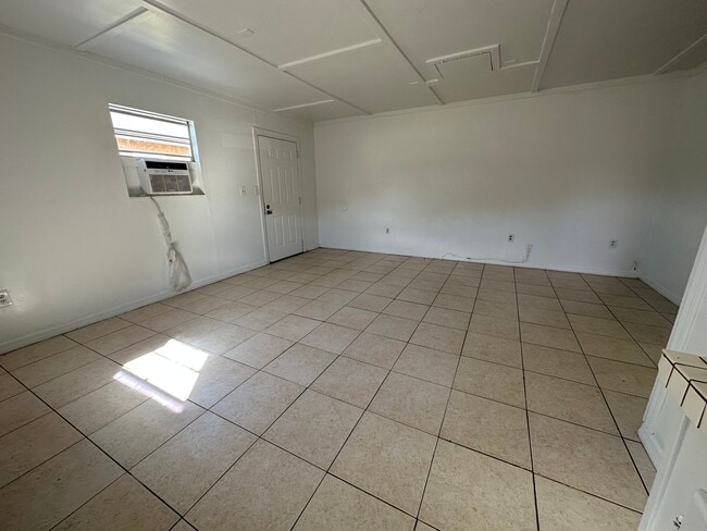 Building Photo - 517 Poinsettia Rd