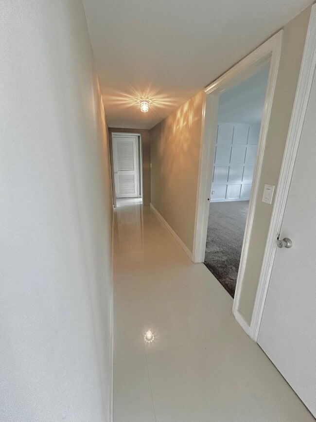 Hallway to bedrooms and bath - 1100 N Shore Dr NE