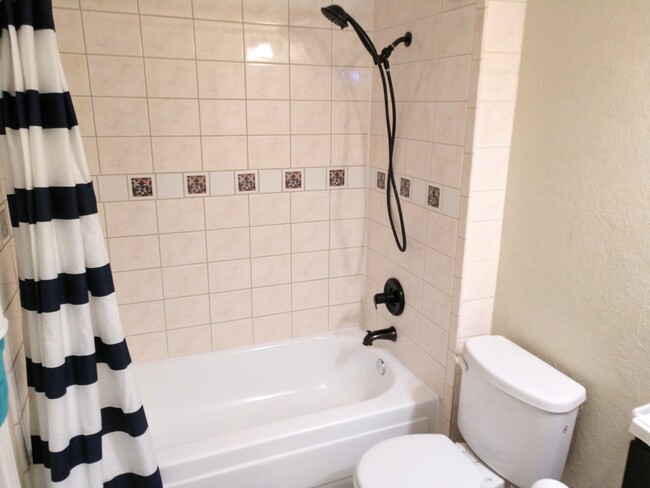 Building Photo - $1495 – 2 Bed / 1 Bath Condominium in cent...