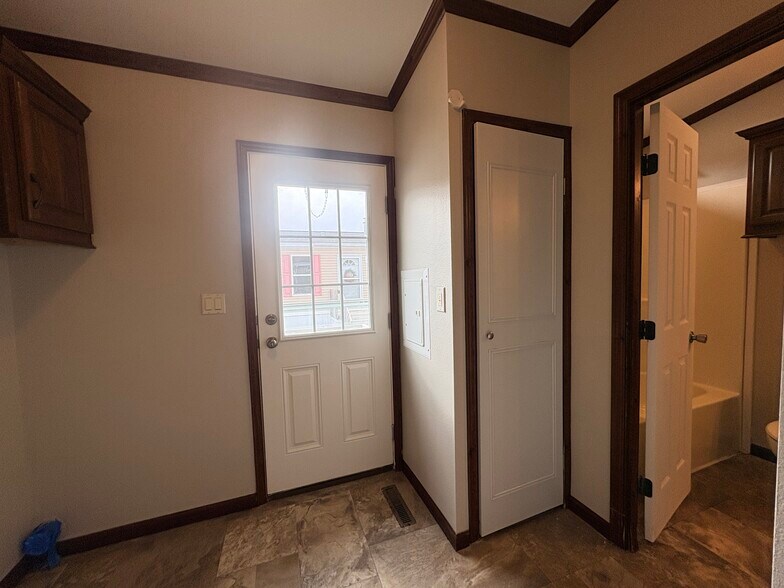 Building Photo - 2121 Four Seasons Dr