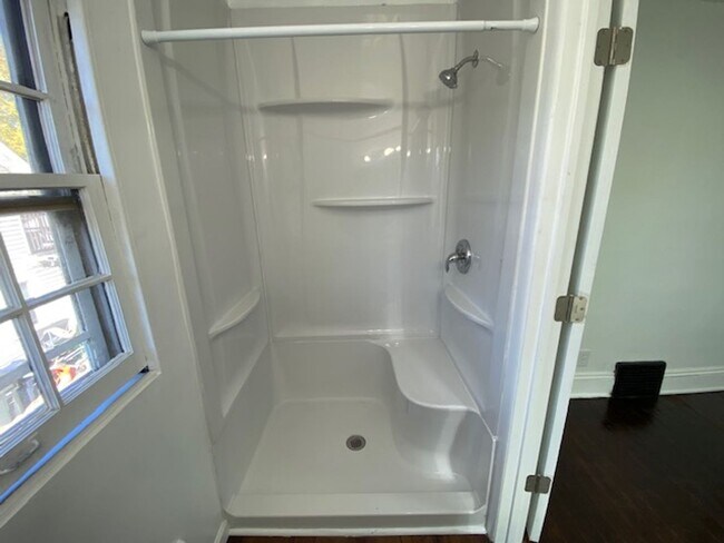 Building Photo - Bright 3BR / 2 Bath Bungalow Near Parks & Transit