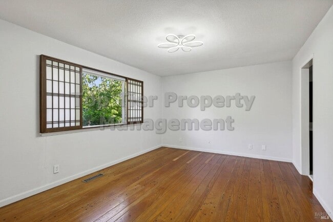Building Photo - Beautiful 3 bedroom, 2 bath, 2,039 sqft hi...