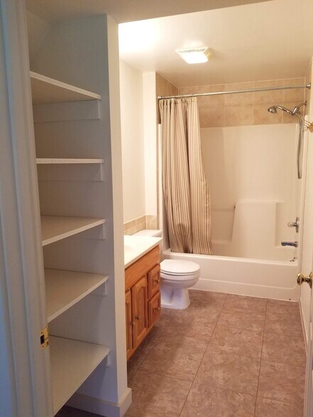Basement Bedroom - ensuite bathroom - 3023 University Dr