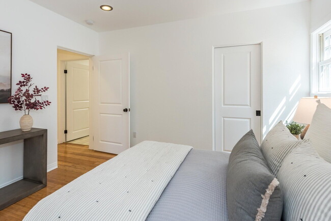 Building Photo - "Chic 1-Bed Retreat on Castillo: 870 Sq Ft...