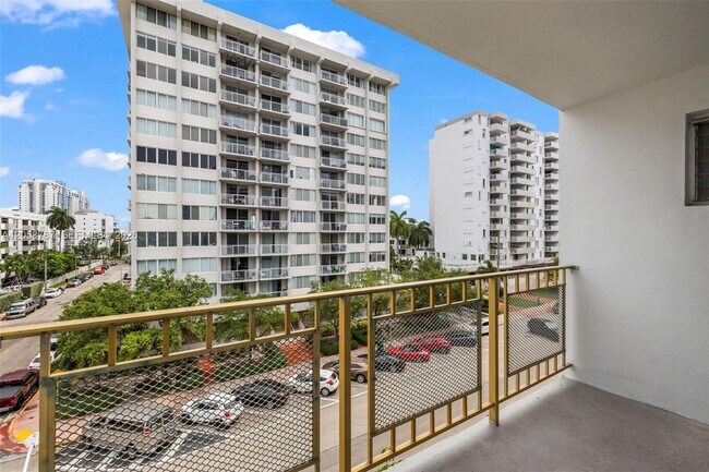 Building Photo - 1340 Lincoln Rd