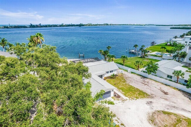 Building Photo - 716 Sarabay Rd