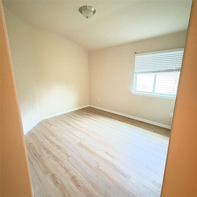 Building Photo - 208 Moulins Ln