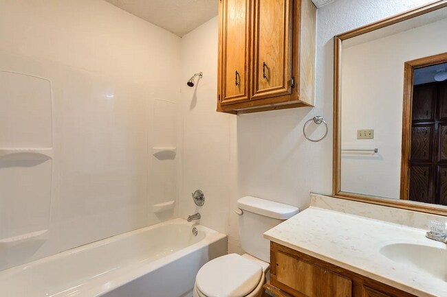 Building Photo - Great Location Two-bedroom Apartment Just South of the Loop