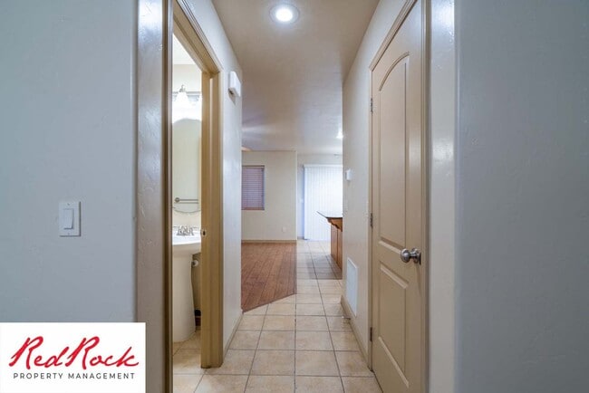 Building Photo - Beautiful 3 bedroom, 2.5 bathroom Townhome...