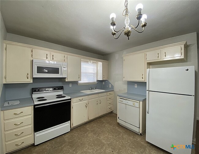 Building Photo - 1312 W Avenue D