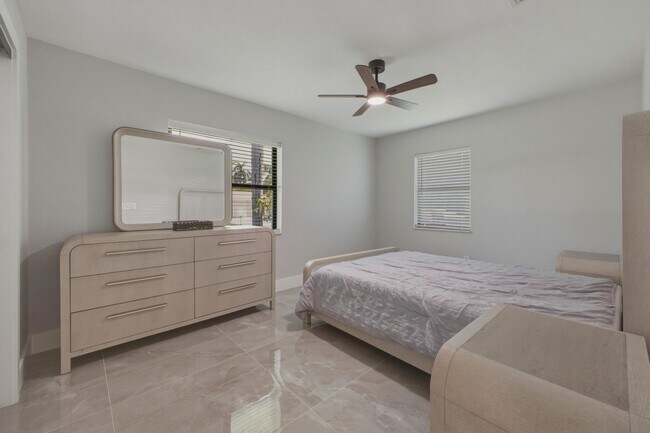 Building Photo - 632 Las Palmas Park