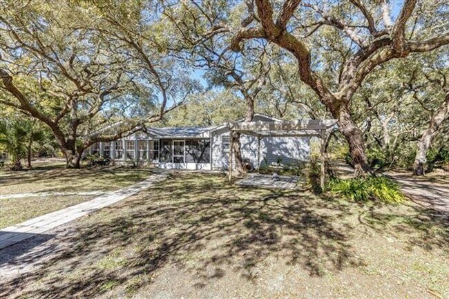 Building Photo - Coastal 3 Bedroom Home Available Now!