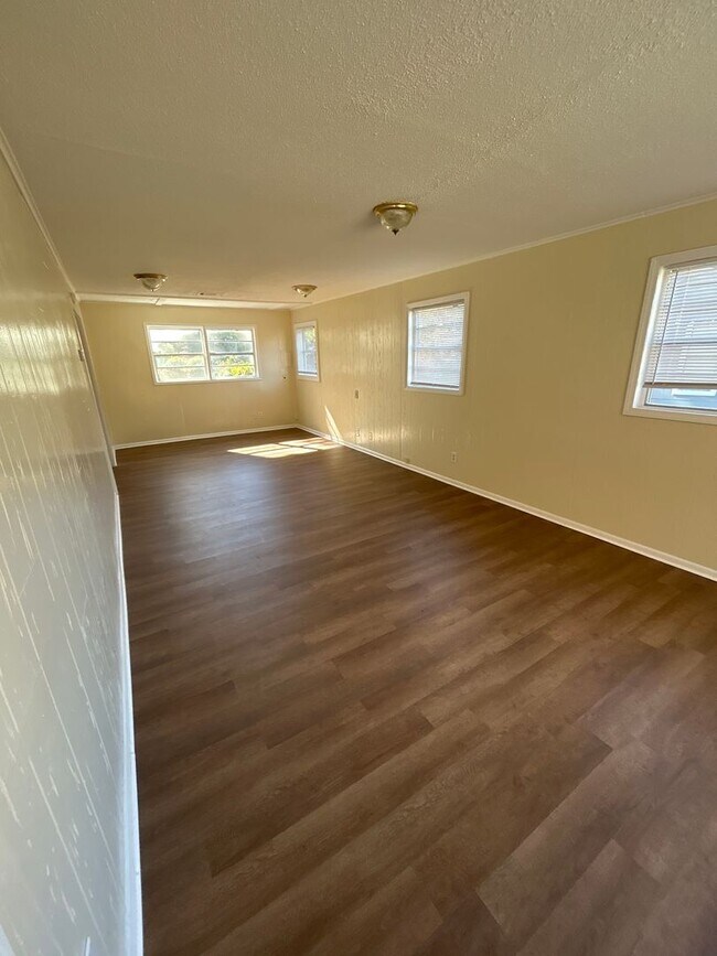 Building Photo - 3 Bedroom home