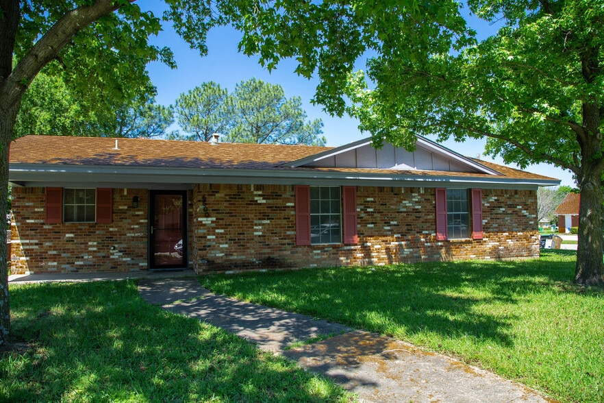 Beautiful corner lot with shade trees! - 6500 Woodchuck Dr