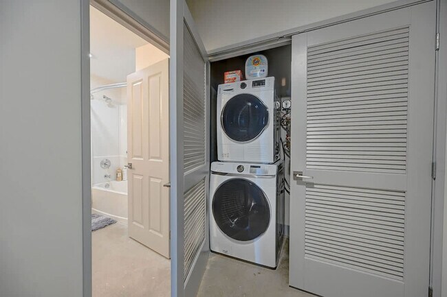 Building Photo - 1011 W Juneau Ave