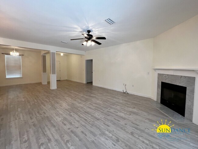 Building Photo - Walsh Glen Estates Crestview Home, call to...