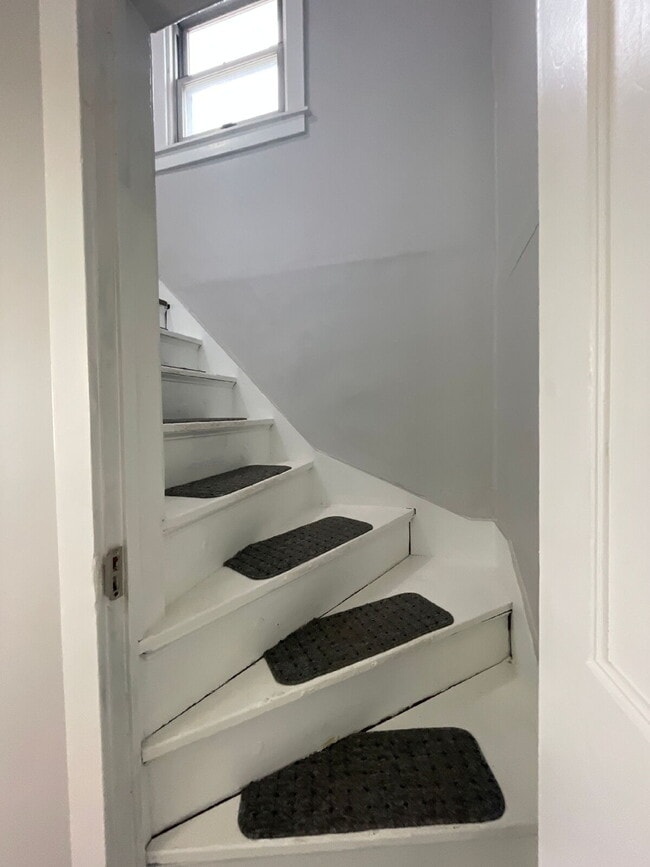 Building Photo - Completely renovated 4 bed 1 bath home near Kennywood Park!