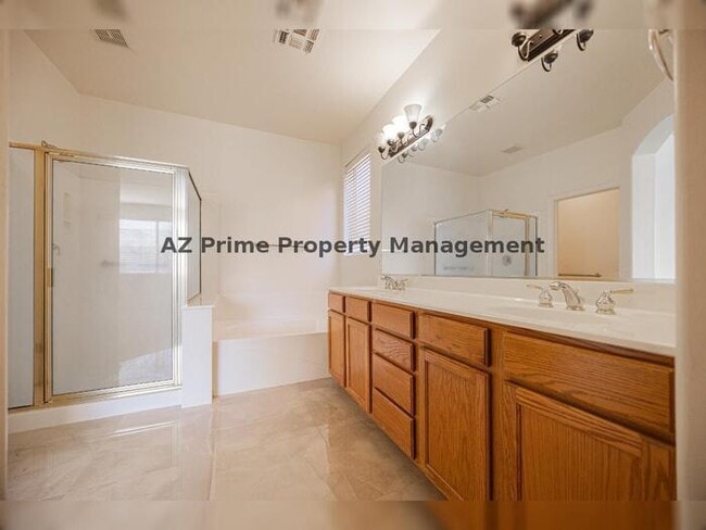 Building Photo - 123 W Elmwood Pl