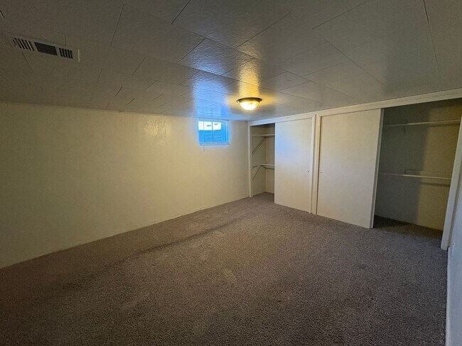 Building Photo - Newly Updated - Spacious 5 Bed 2 Bath Home