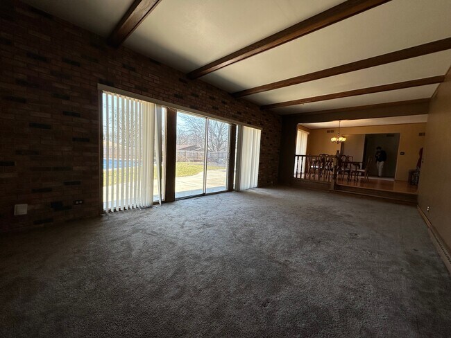 Building Photo - Spacious 2BR \2.5BA With Pool !