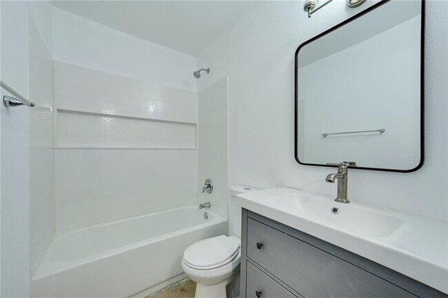 Building Photo - 1502 Bridgeway Dr