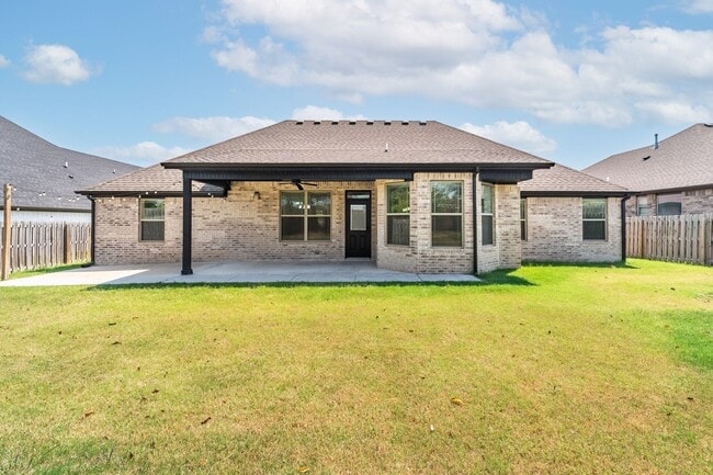 Building Photo - 1100 Huntleigh Dr