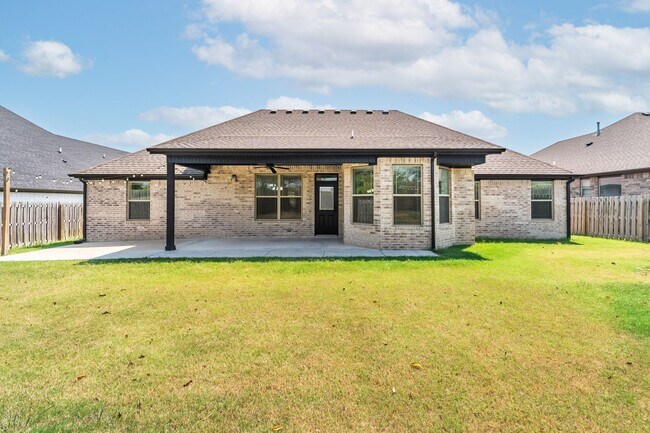 Building Photo - Luxury Living in Bentonville: Modern 4 Bed, 3 Bath Home with Fenced Yard