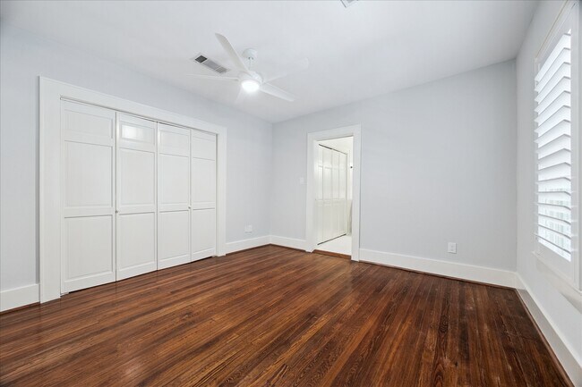 Building Photo - 907 W Melwood St