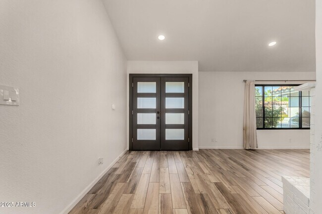 Building Photo - 687 E Park Ave