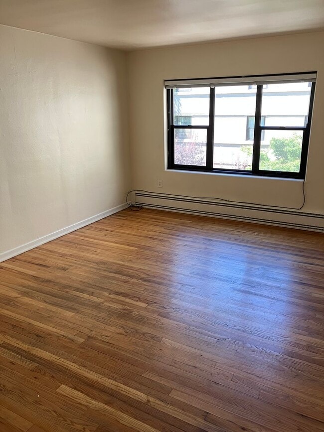 Interior Photo - Bay Ridge Court (Cobblestone Court)