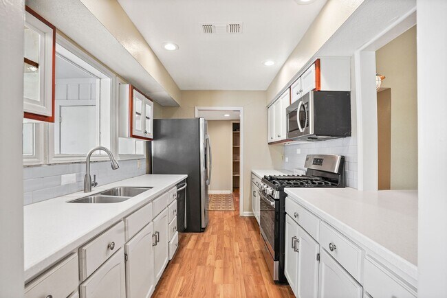 Building Photo - 9 Lakeview Manor