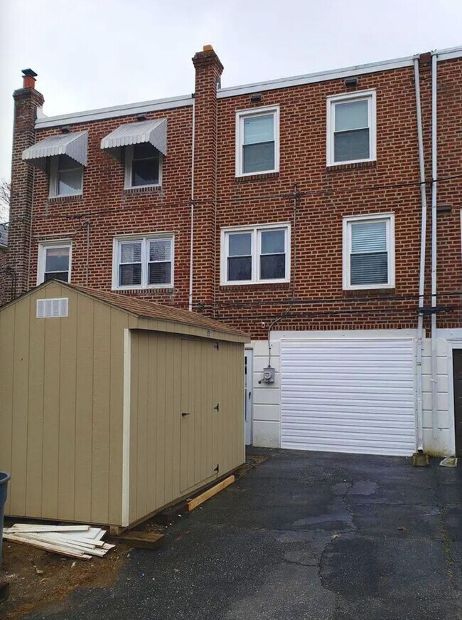 Building Photo - 965 Fairfax Rd