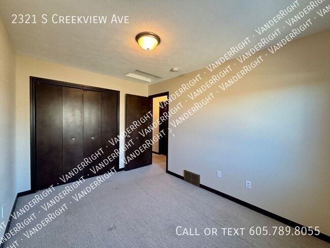 Building Photo - 2321 S CreekView Ave