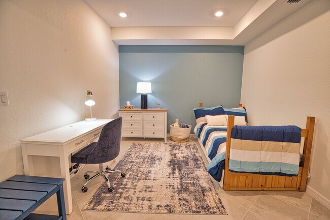 Building Photo - Golf Transfer 2-Bedroom 2-Bathroom First Floor Condo in the desirable Wellen Golf and Country Clu...