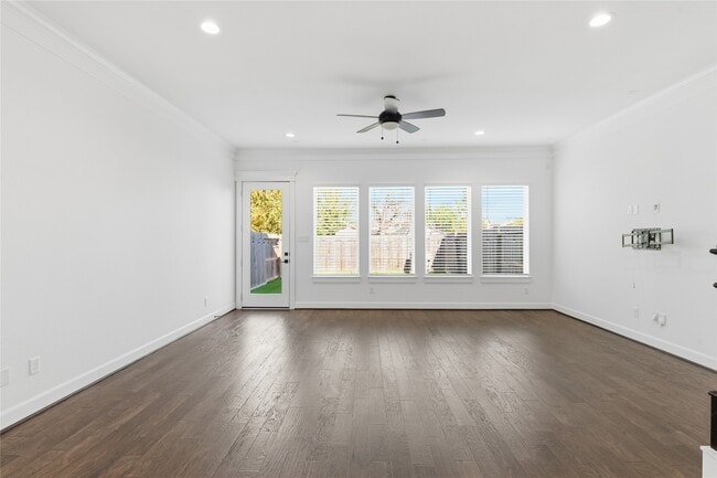 Building Photo - 819 W 19th St