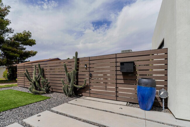 Building Photo - 2220 E Weldon Ave