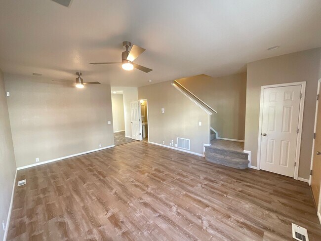 Building Photo - 2 Bedroom Townhome Available Near S Circle...