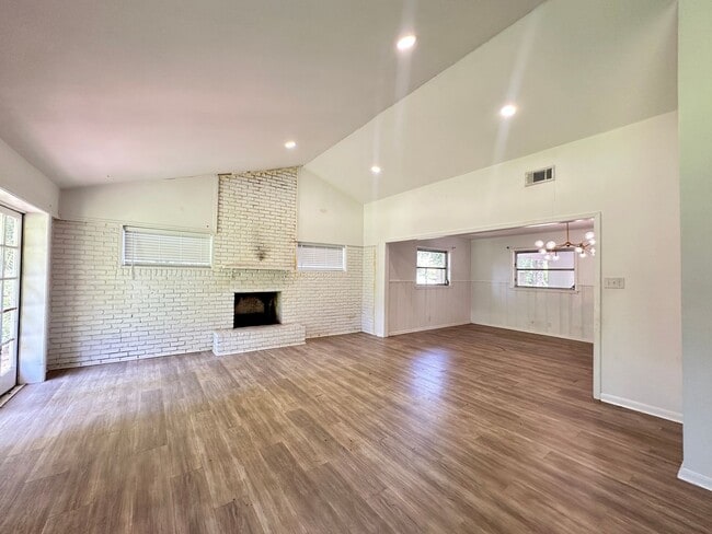 Building Photo - CHARMING REMODELED HOME IN SOUTHERN HILLS