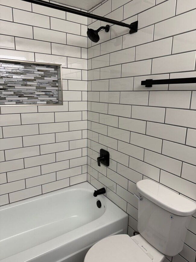 Building Photo - Beautifully updated 3 bedroom, 2 bath house in Eugene!