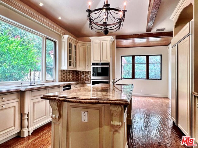 Building Photo - 9530 Hidden Valley Rd