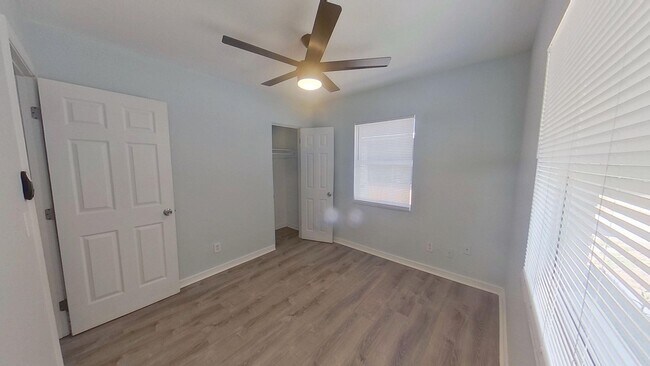 Building Photo - Freshly renovated 3/1