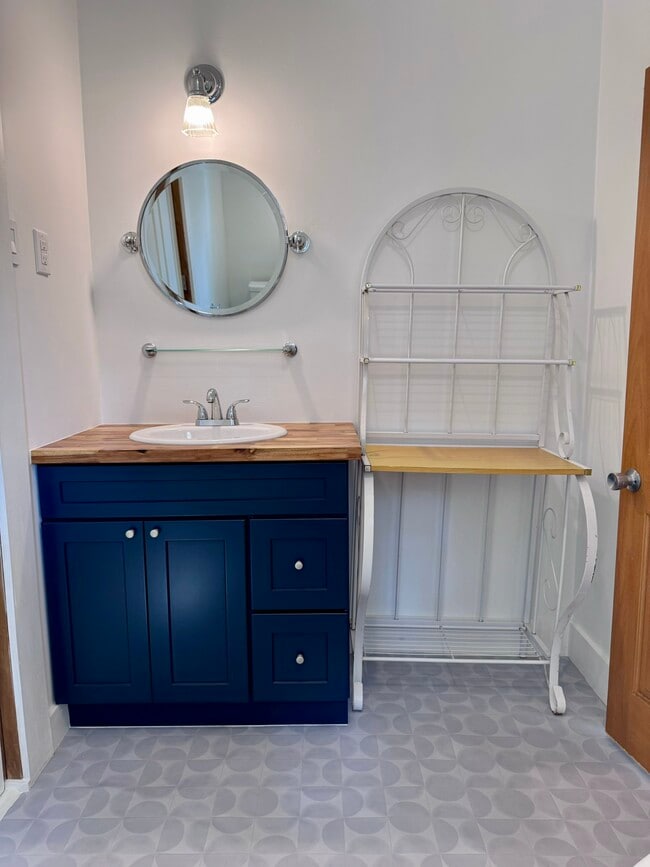 Building Photo - 311 N Division St