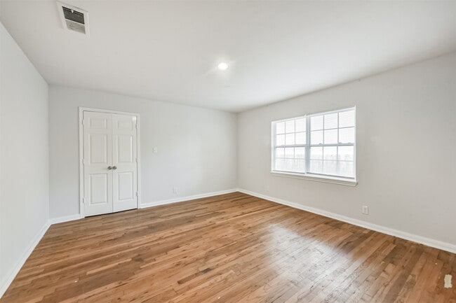 Building Photo - 1030 Perkins Dr