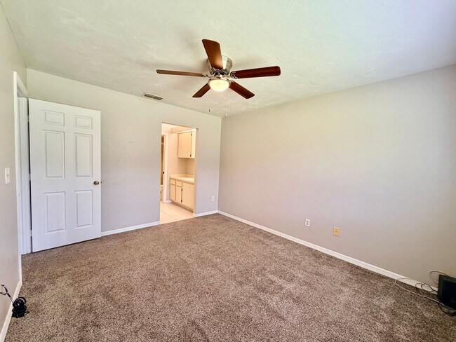 Building Photo - 13076 Cross Creek Ct