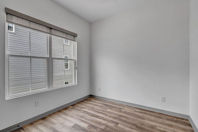 Building Photo - 4 Bed for Rent in Edison Park- The Nations!